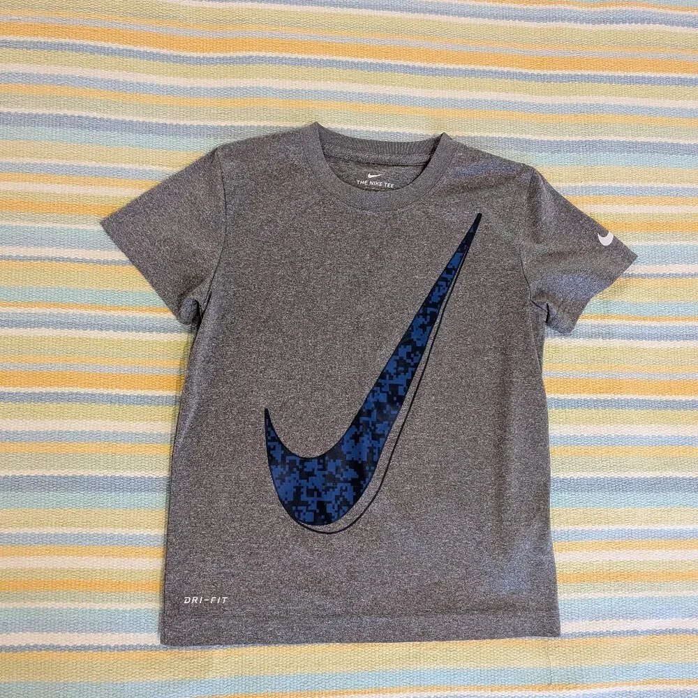Boy's The Nike Tee Dri-Fit Swoosh graphic size 7